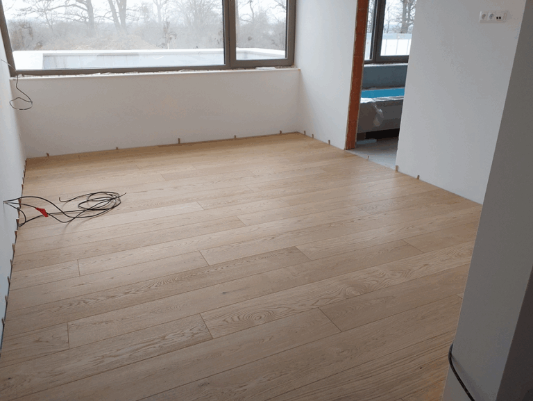 Dřevěná podlaha a schody v rodinném domě