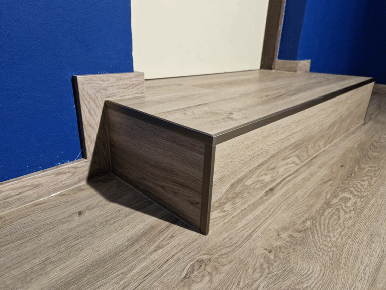Vinylová podlaha v RD vč. napojení schodu (Design Home 5007)