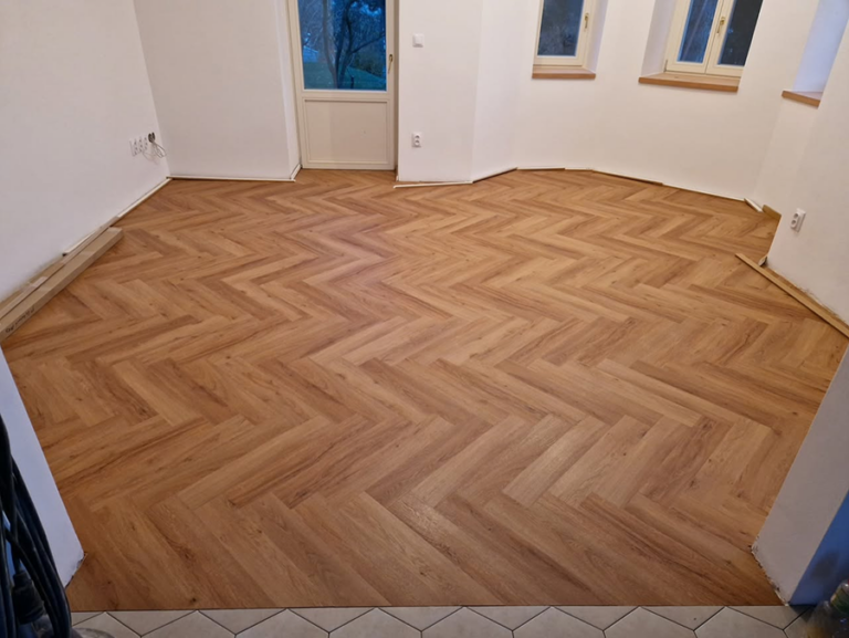 Pokládka podlahy v rodinném domě ve tvaru rybí kosti