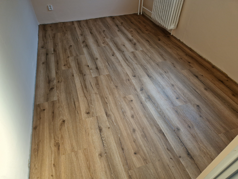 Tři pokoje. Tři různé dekory vinylové podlahy v bytě