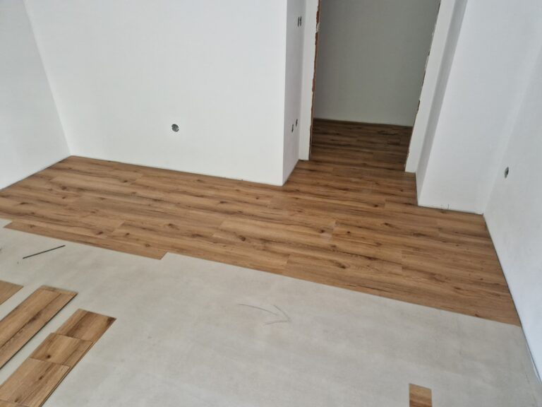 Další vinylový podlaha vč. schodiště v rodinném domě