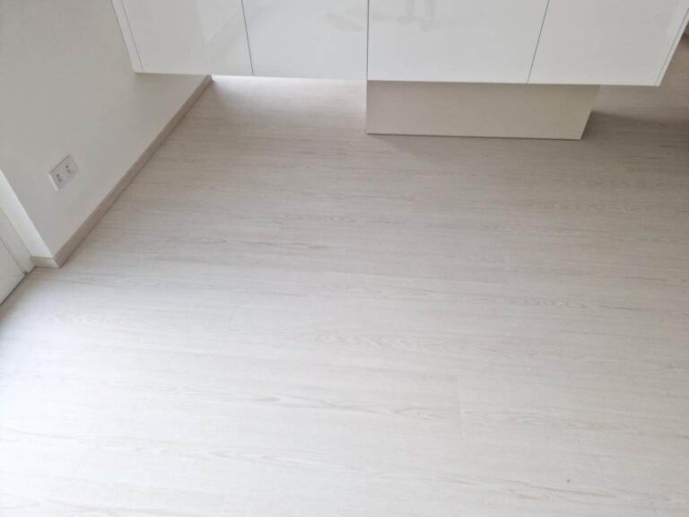 Realizace vinylové podlahy v rodinném domě vč. schodiště