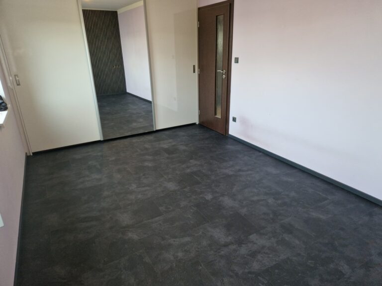 Designové obkladové panely a nová podlaha v ložnici