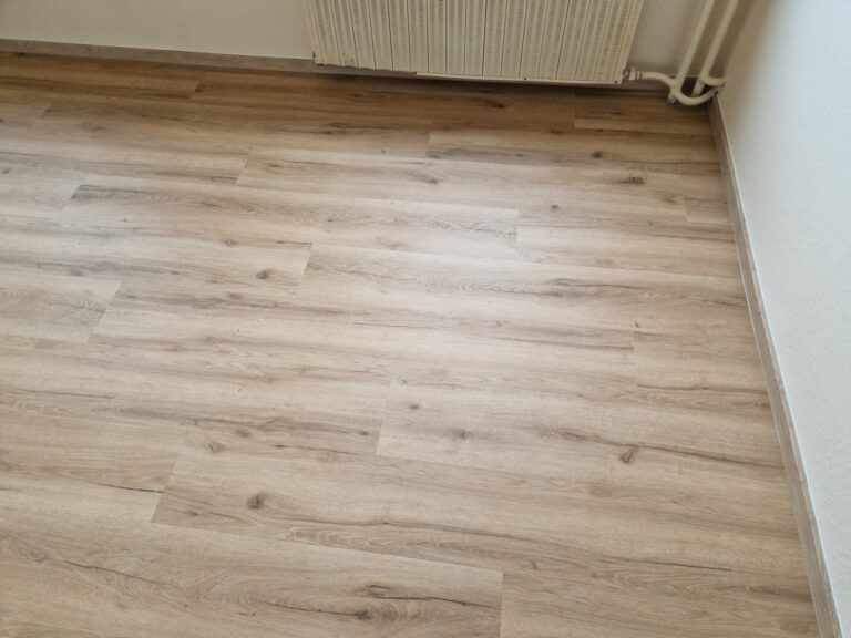 Realizace podlahy vč. srovnání povrchu a položení dekoru Alpine Oak