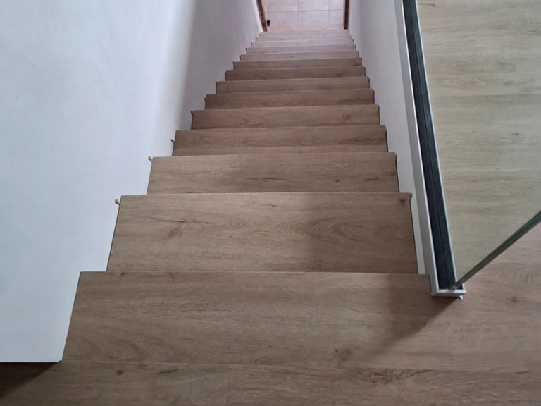 Realizace schodiště ve vinylu Dub Rytířský 1030
