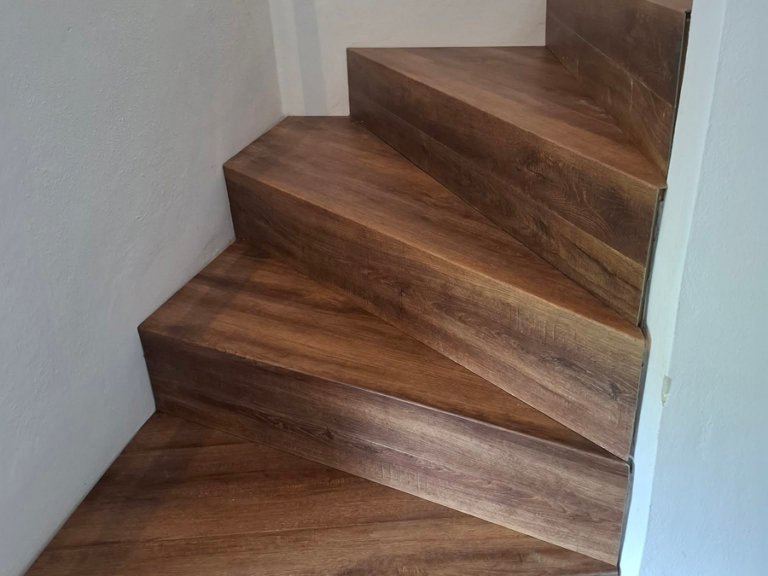 Renovace schodiště v rodinném domě pomocí vinylu